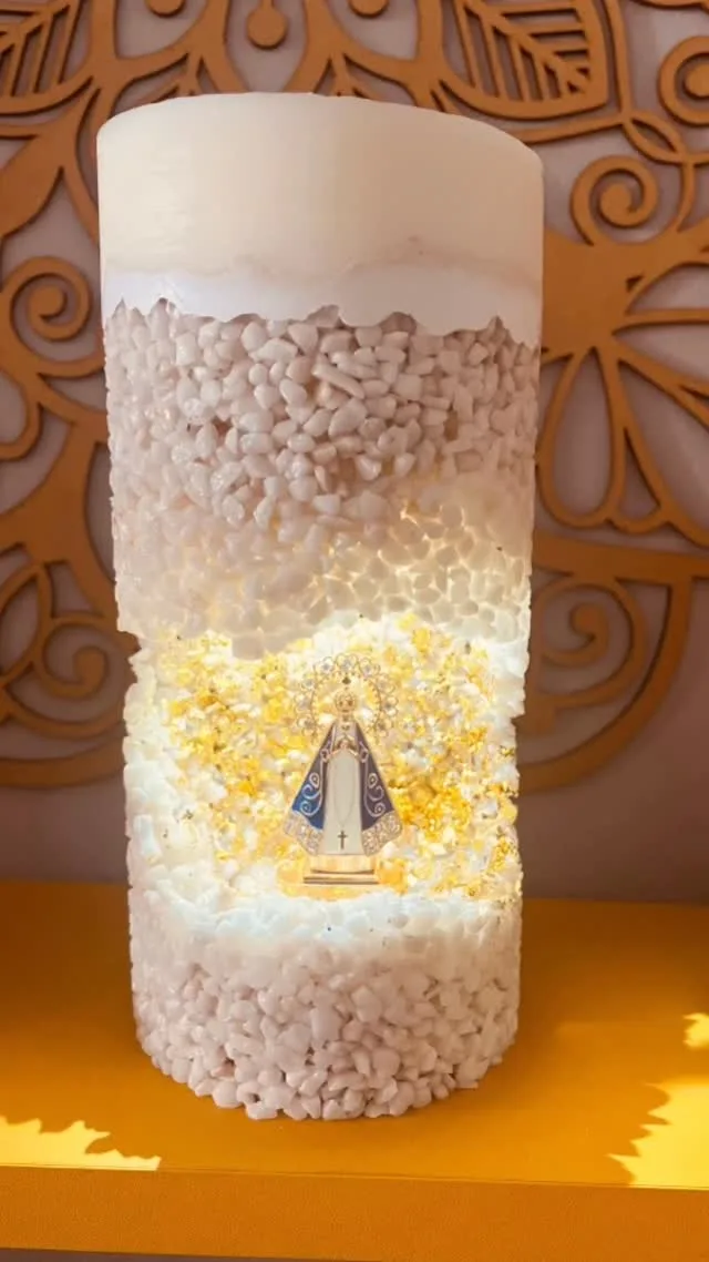 Vela alta com a imagem de Nossa Senhora Aparecida, iluminada